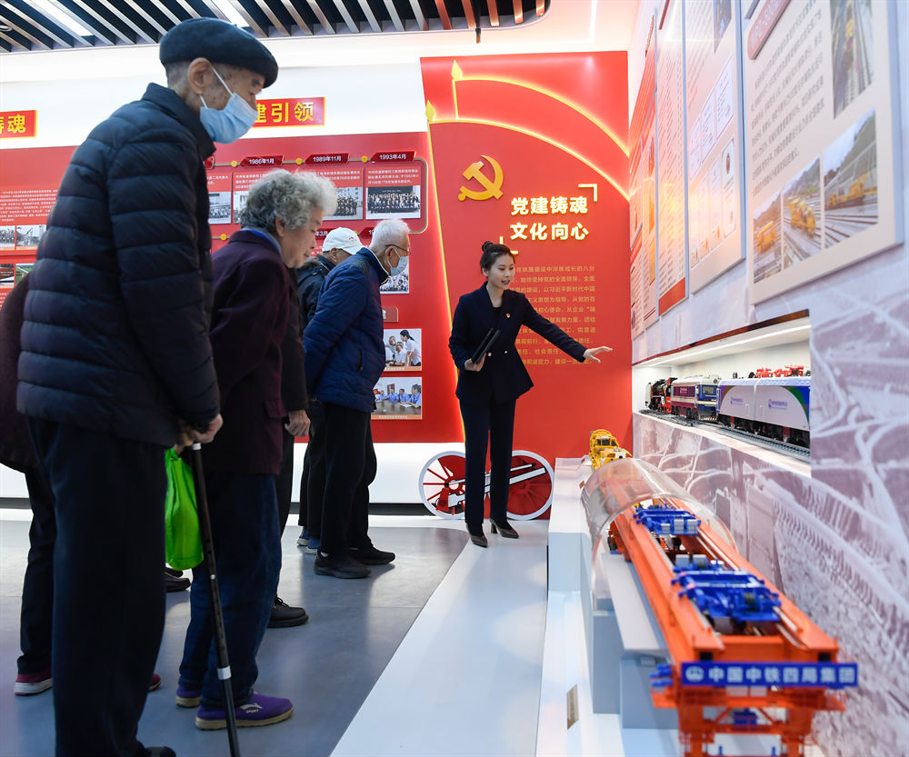 八分公司離退休職工參觀企業(yè)展廳 (1)_副本1.png